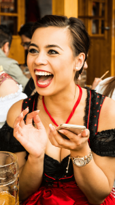 Natürliches Oktoberfest Make-up mit warmen Braun- und Goldtönen, abgestimmt auf das Dirndl. Professionelles Styling in Idstein für Wiesn-Besucher aus Taunus, Frankfurt, Wiesbaden, Limburg und Bad Camberg.