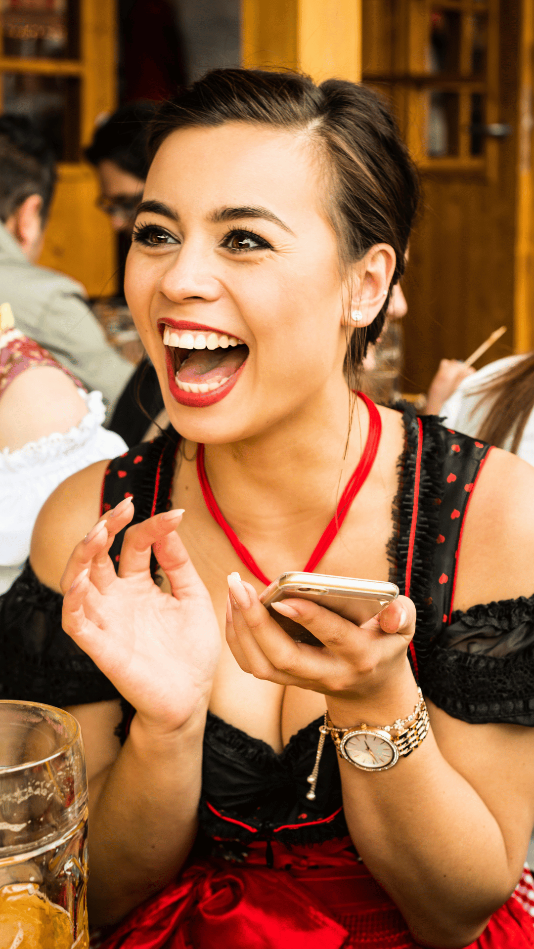 Natürliches Oktoberfest Make-up mit warmen Braun- und Goldtönen, abgestimmt auf das Dirndl. Professionelles Styling in Idstein für Wiesn-Besucher aus Taunus, Frankfurt, Wiesbaden, Limburg und Bad Camberg.