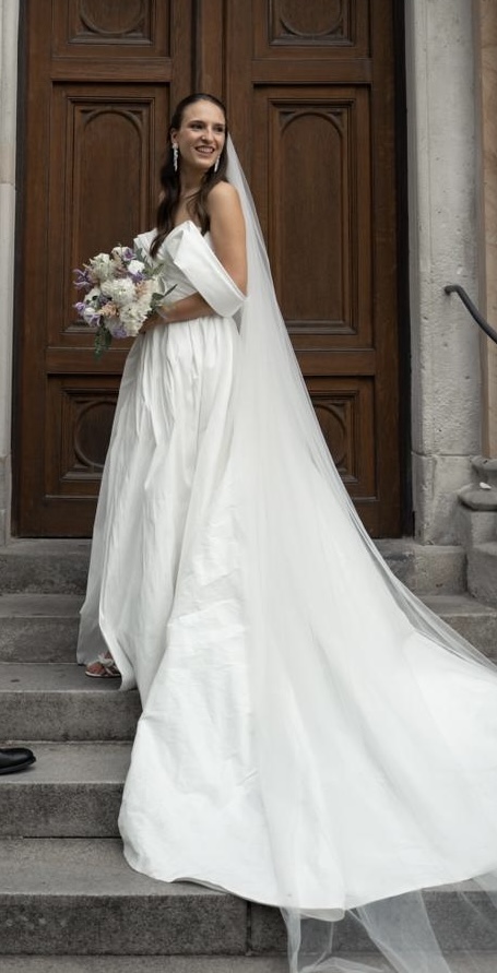 Halboffene Brautfrisur mit ruhigen Wellen und feiner Spange – eleganter, moderner Look für Hochzeit 2026