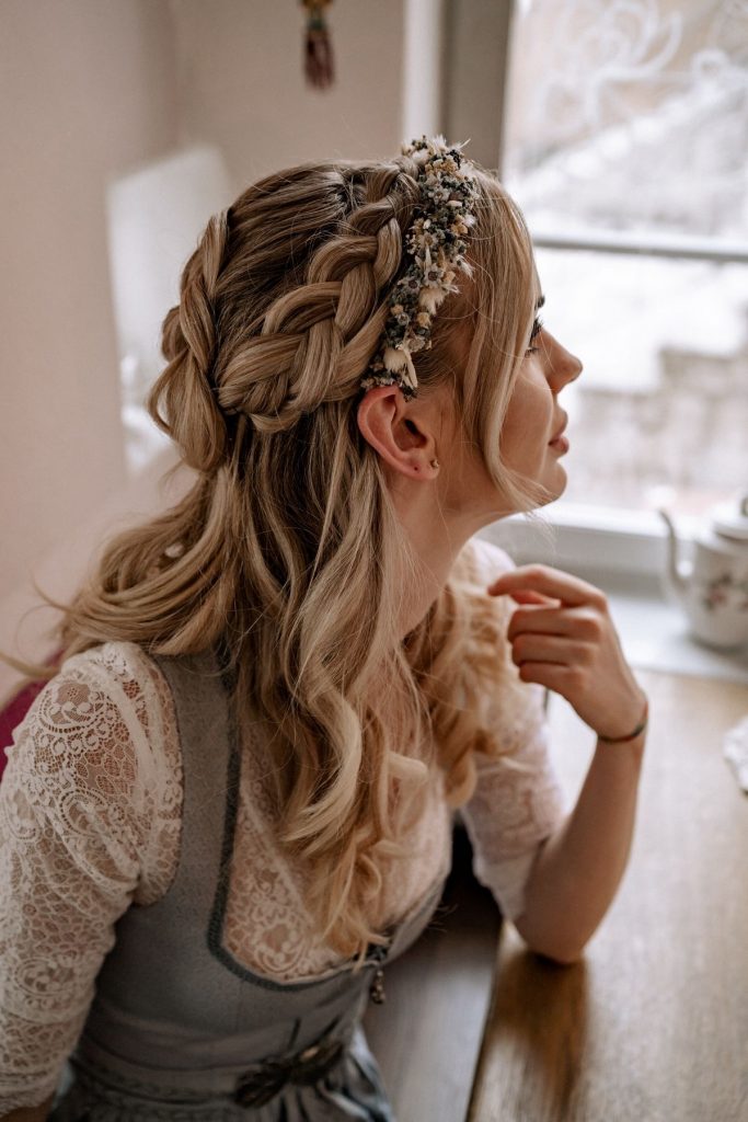 Traditioneller Haarschmuck mit Blumenkranz für die perfekte Oktoberfest-Frisur. Professionelles Styling in Idstein für Wiesn-Besucher aus Taunus, Frankfurt, Wiesbaden, Limburg und Bad Camberg.