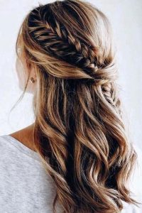 Lockere, offene Frisur mit eleganten Flechtelementen für das Oktoberfest. Professionelles Styling in Idstein für Wiesn-Looks im Taunus, Frankfurt, Wiesbaden, Limburg und Bad Camberg.