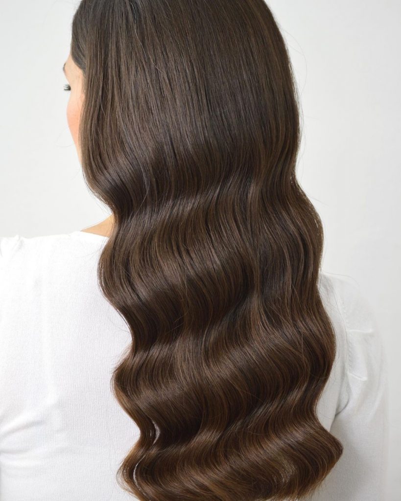 Braut mit Hollywood Waves – elegante, glänzende Wellenfrisur für den Hochzeitstag, Brautfrisur Trend 2026