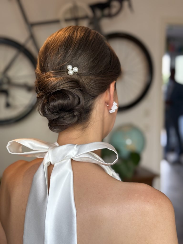 Braut mit sleekem Dutt – elegante Brautfrisur 2026, minimalistisch und modern, tief im Nacken gebunden