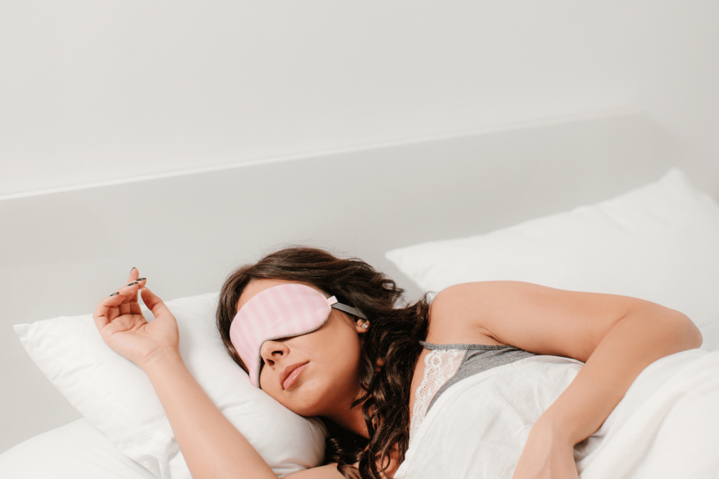 Frau schläft für Wimpernwachstum