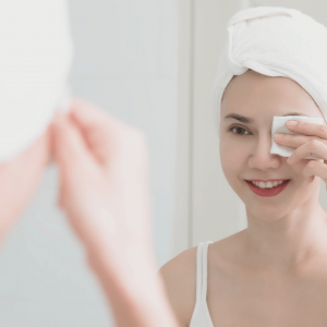 Frau mit geschwungenen, gepflegten Wimpern