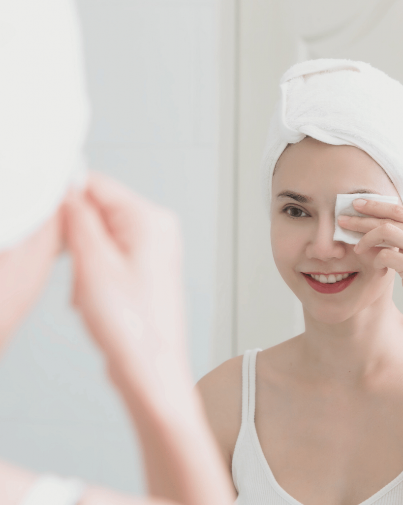 Frau mit geschwungenen, gepflegten Wimpern