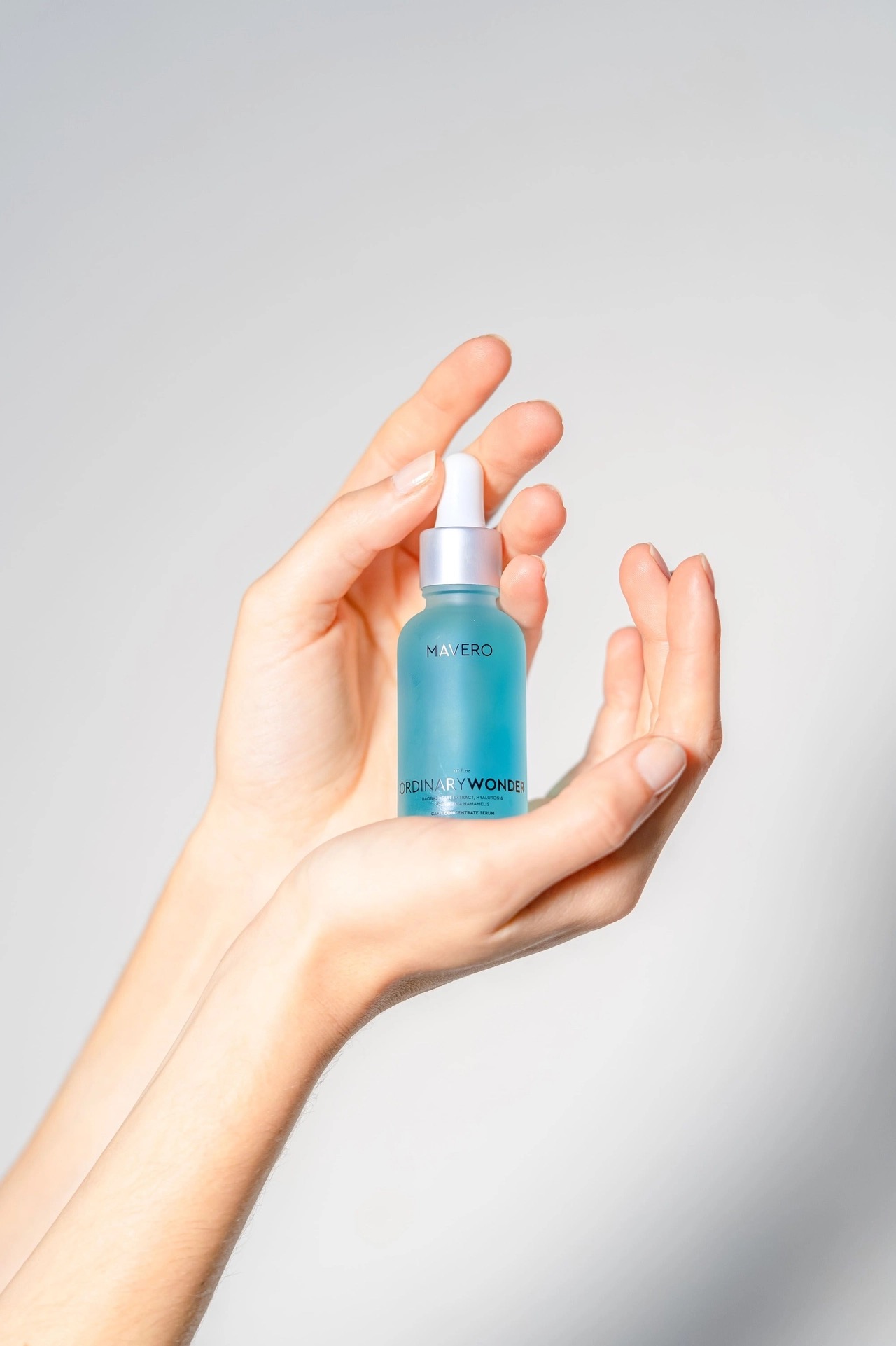 Frau trägt ORDINARYWONDER Serum auf Gesicht auf