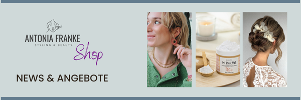 Flatlay mit Produkten aus dem Shop auf hellem Hintergrund