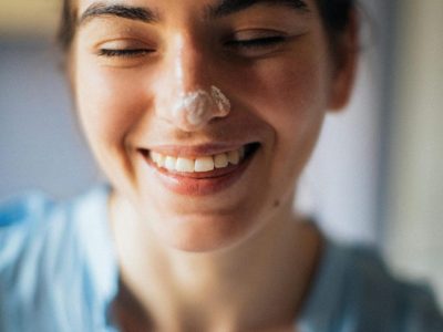 Alt-Text: Winterhaut-Pflege: Eine sanfte Hand hält das BHA Peeling von Paula’s Choice neben einer Feuchtigkeitscreme und einem Serum, um eine strahlende und gepflegte Haut im Winter zu fördern.