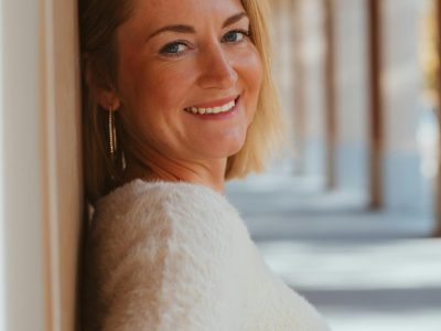Strahlende Frau mit natürlichem, frischem Make-up lächelt glücklich in die Kamera – perfekt gestylt in nur 5 Minuten.